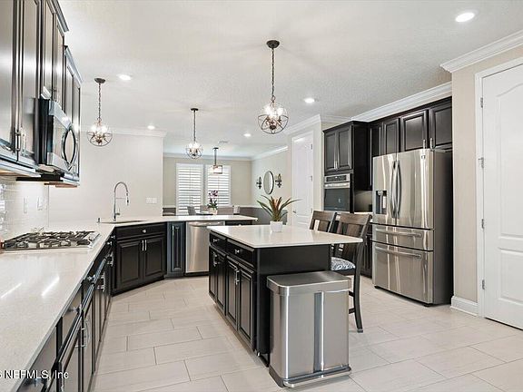 3rd image of 472 GLORIETA Drive