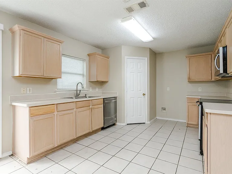 1308 Dundee Dr — Photo 35
