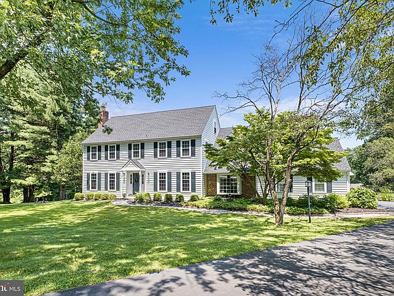 3rd image of 18 Fern Hill Rd