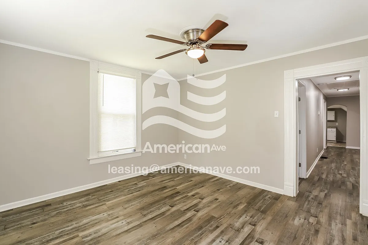 1016695_002_wm_-_living_room_13013480.jpg - 624 Marion St