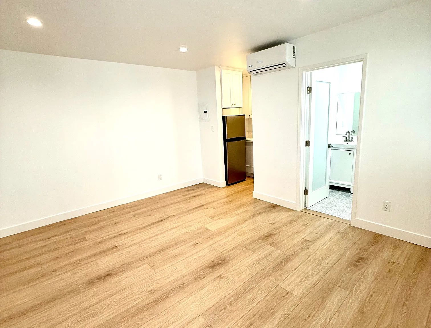 11748 Mayfield Ave — Photo 3