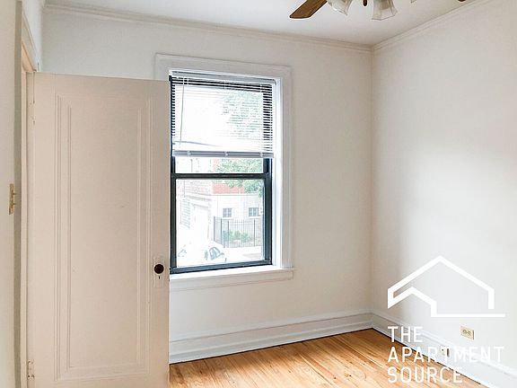4th image of 3911 N Greenview Ave #1