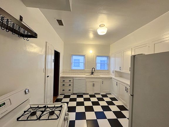 5th image of 166-172 N Sycamore Ave #170
