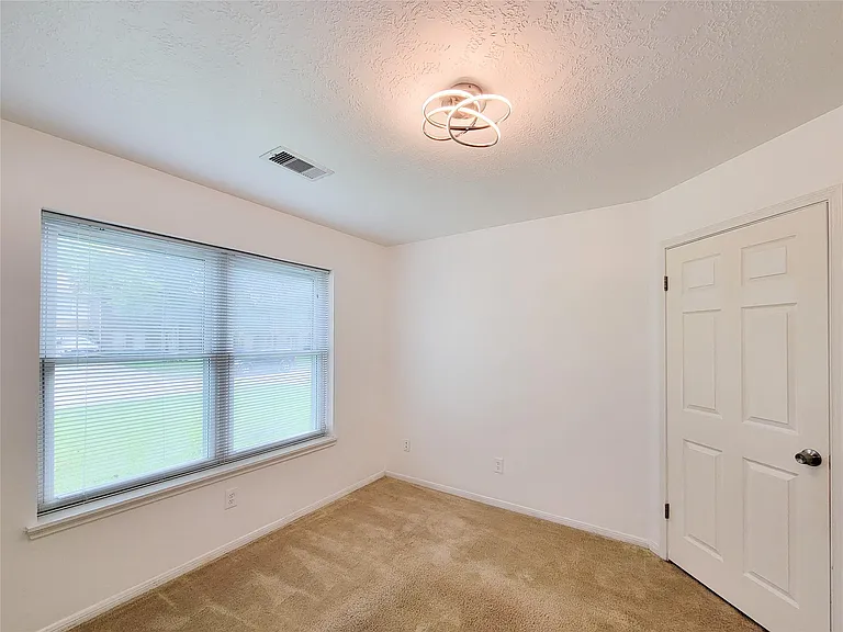 16807 Sussex Dr — Photo 6