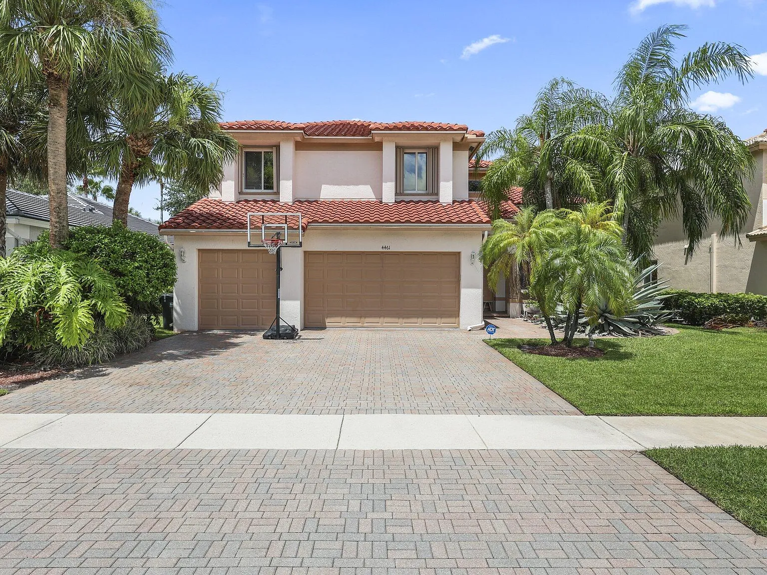 5 bed, 3.0 bath, 3388 sqft, $13,000 — Photo 2