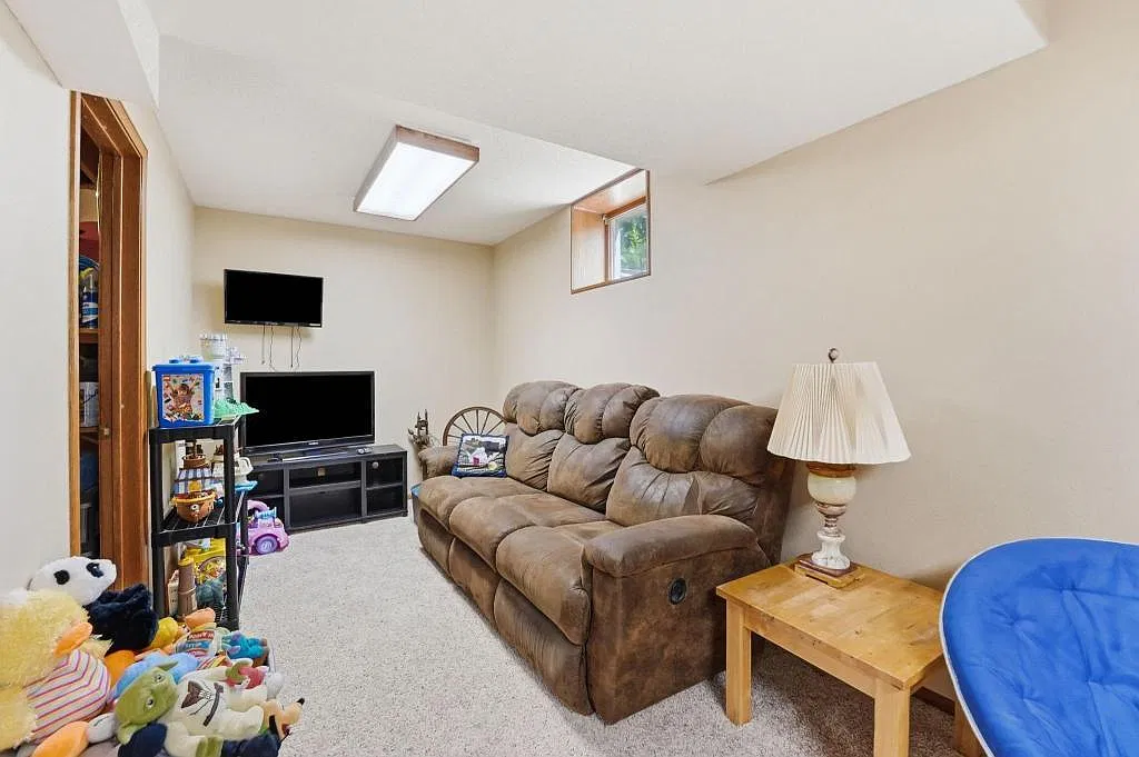 3 bed, 2.0 bath, 2336 sqft, $2,100 — Photo 3