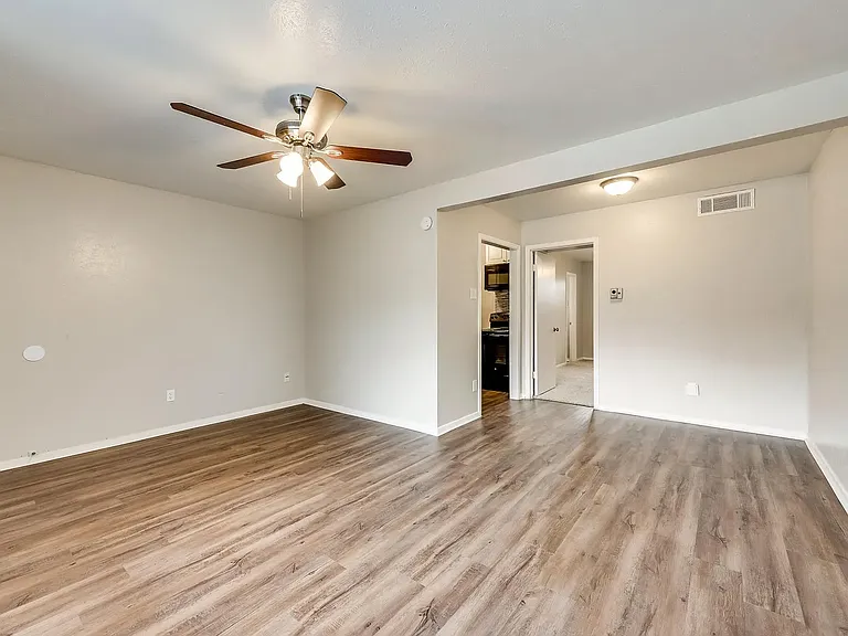 7102 Glenview Dr #204 — Photo 9