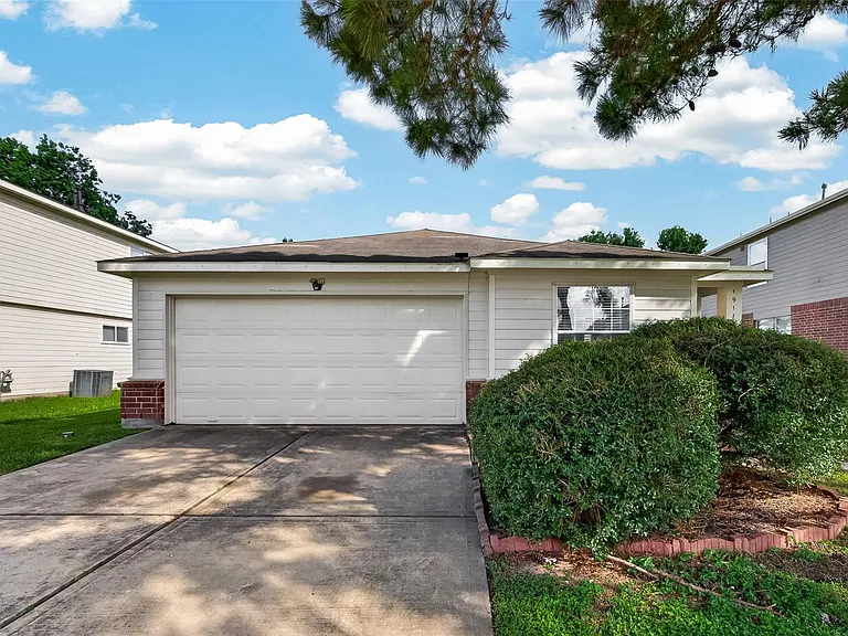 19119 Yaupon Ranch Dr — Photo 2