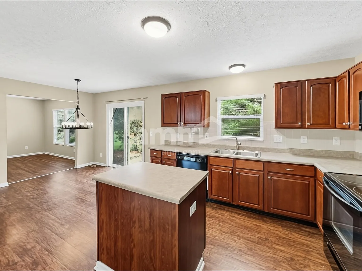 3 bed, 2.5 bath, 1840 sqft, $2,440 — Photo 3