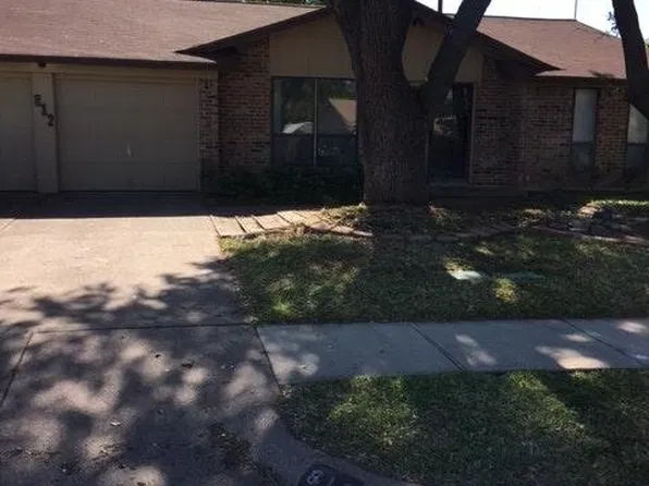 812 Natchez Ave, Bedford, TX 76022