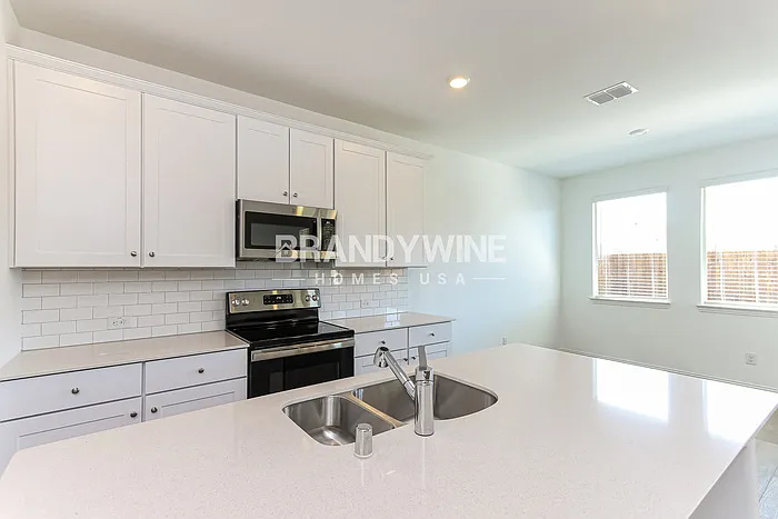 341 Wentworth Dr — Photo 7