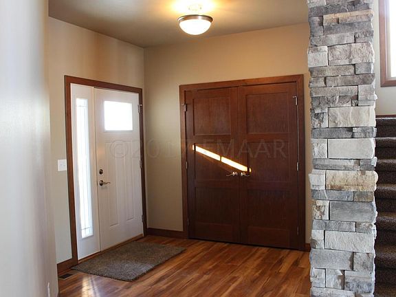 4th image of 1046 Wildflower Ln W