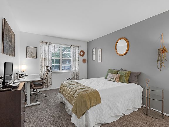 3rd image of 1236 N Knollwood Dr