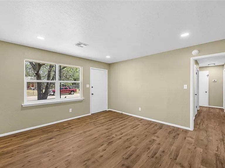 703 SE Sullivan Dr — Photo 3