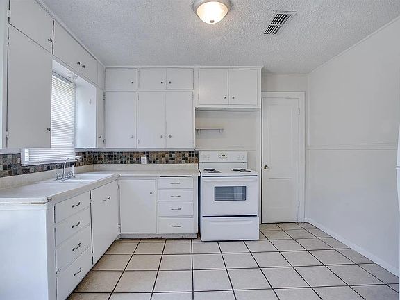 4th image of 2708 33rd St