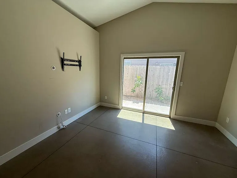 6438 S Vassar Ave — Photo 4
