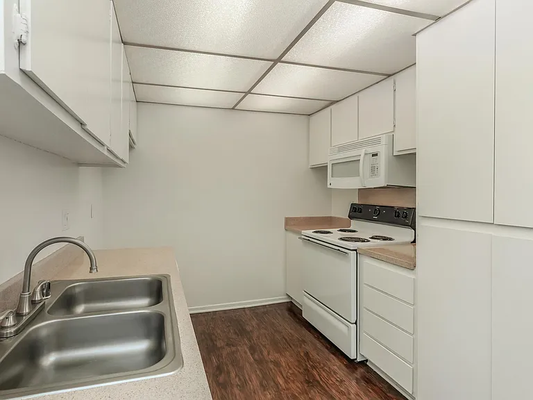 Highland Creek Apartment Homes — Photo 31