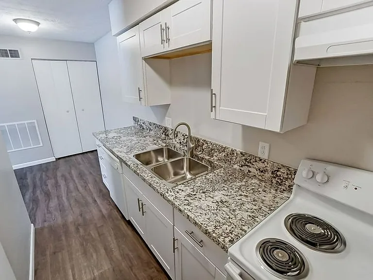 722 Collins Ave — Photo 2