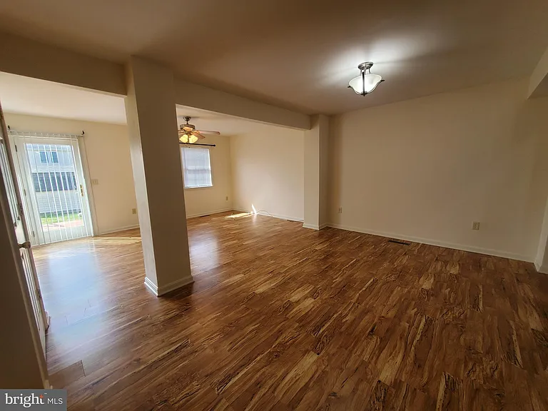 218 E North St — Photo 2