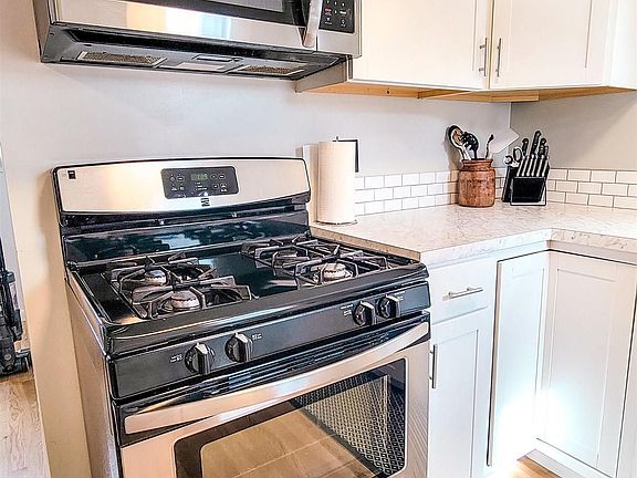 5th image of 814 N Baker St
