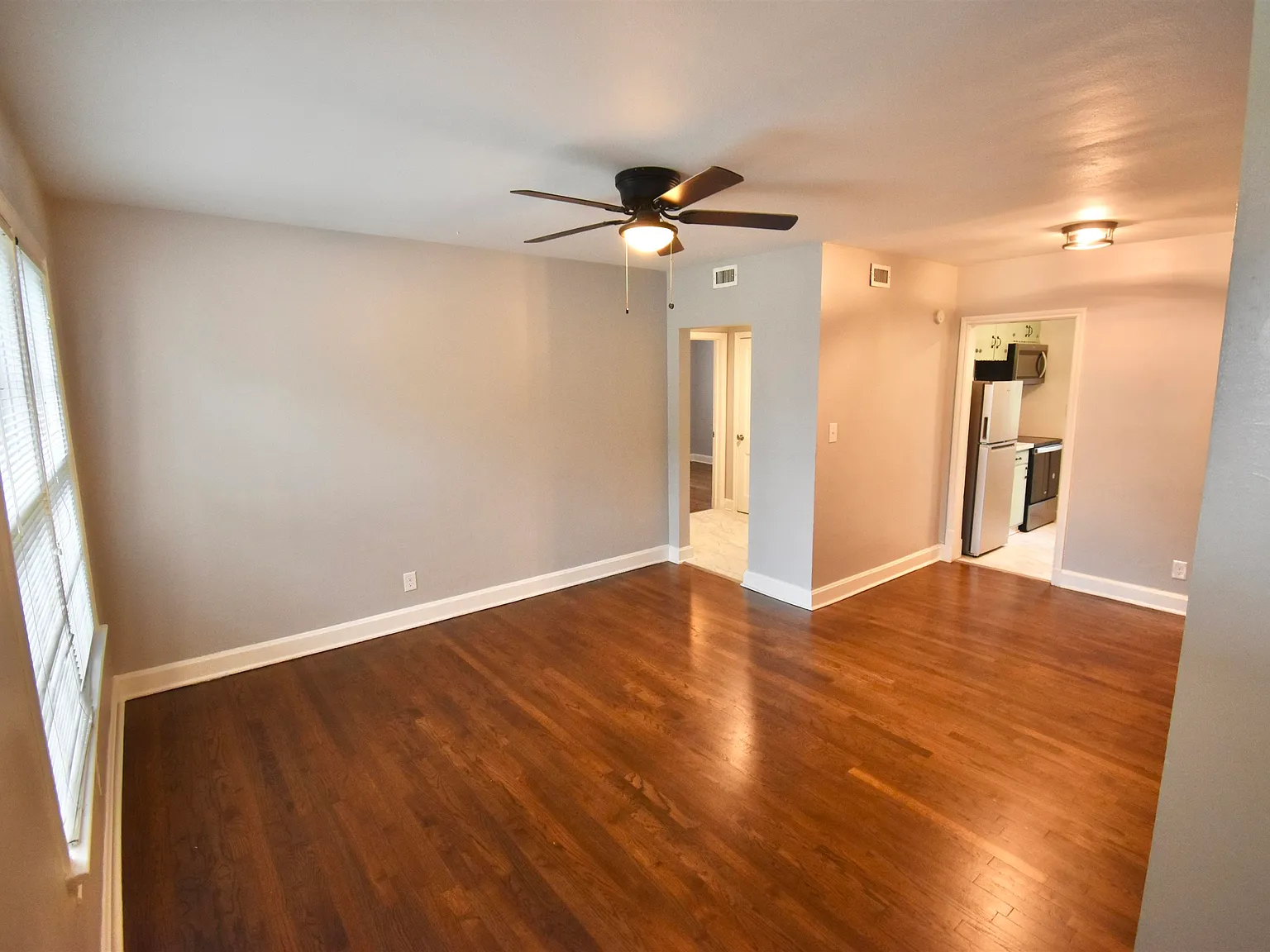 2 bed, 1.0 bath, 806 sqft, $1,200 — Photo 2
