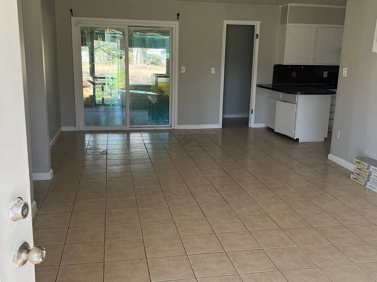 3 bed, 1300 sqft, $975 — Photo 2