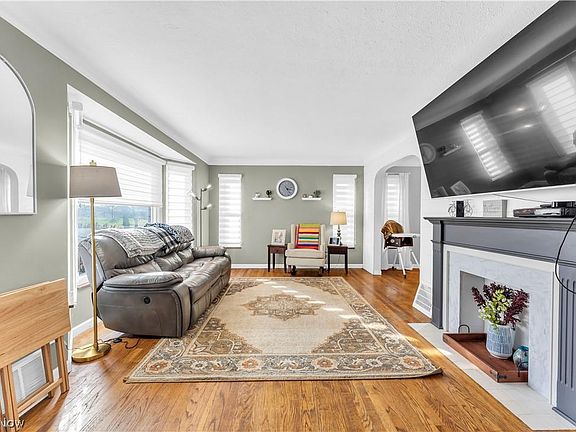 5th image of 4418 W 168th St
