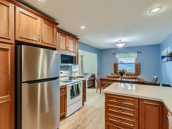 3rd image of 6565 Lucia Ln NE