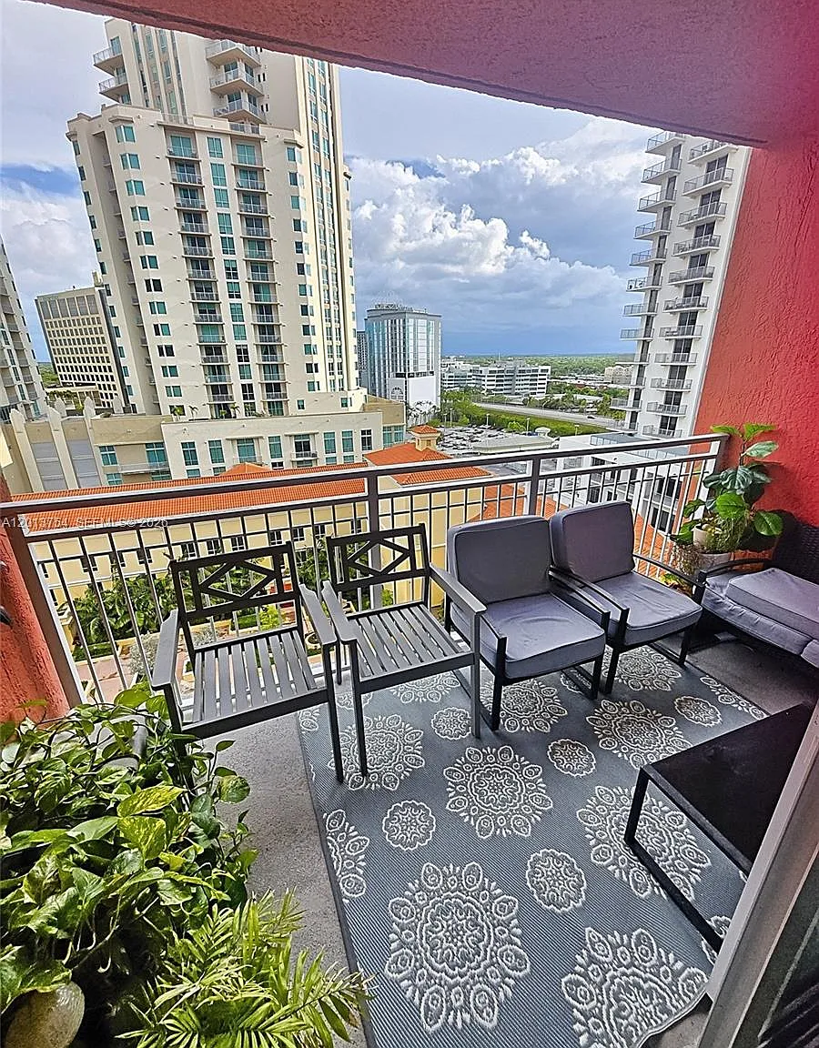 Toscano Condo — Photo 3