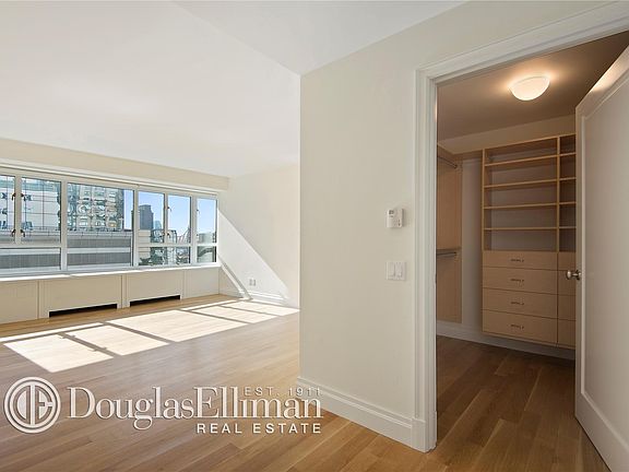 4th image of 200 E 66th St APT E1702