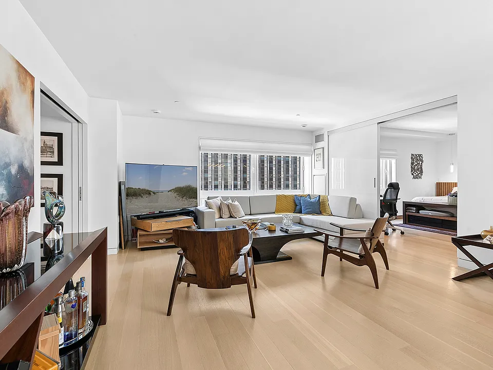 135 W 52nd St #25D