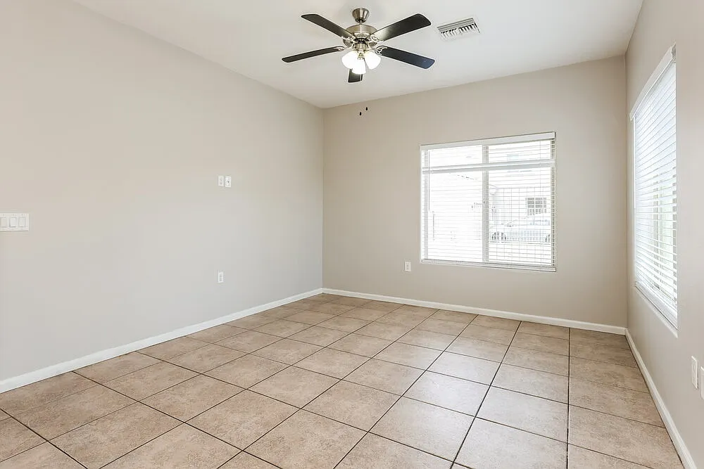 4 bed, 3.5 bath, 1994 sqft, $2,305 — Photo 4