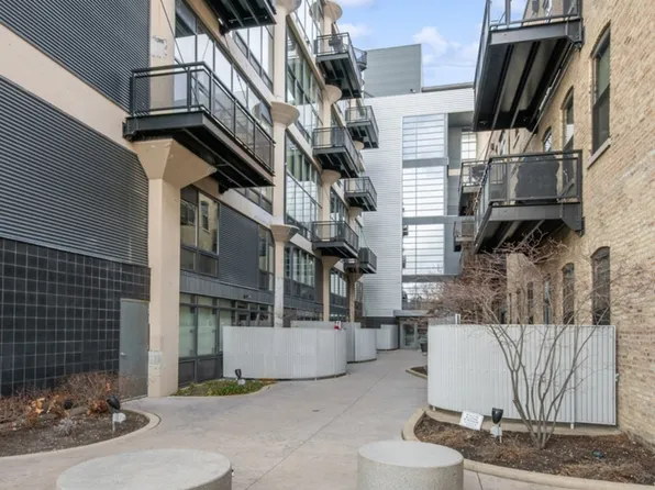 1800 W Grace St APT 102, Chicago, IL 60613