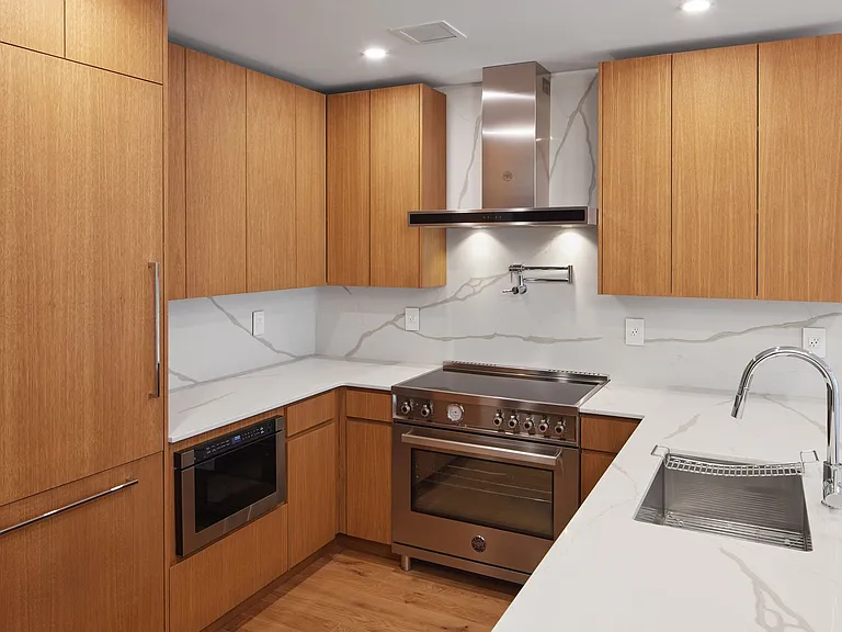 224 W 20th St #PENTHOUSE — Photo 3