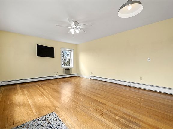 3rd image of 32 Barker Rd Unit 3
