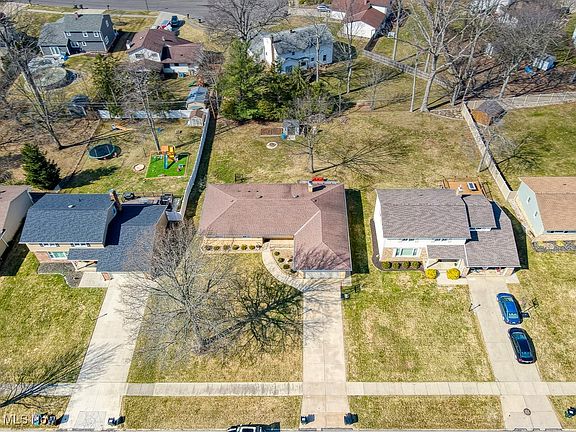 3rd image of 7514 Wake Robin Dr