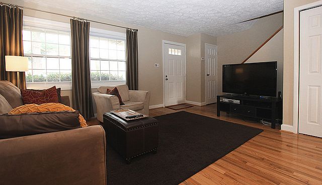 1st image of 425 James Ct