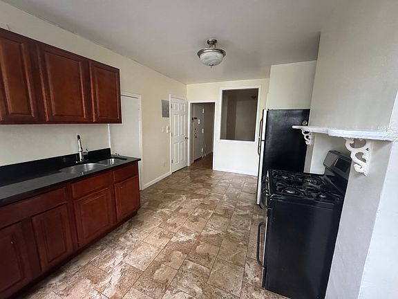 2nd image of 353 Linden St APT 1