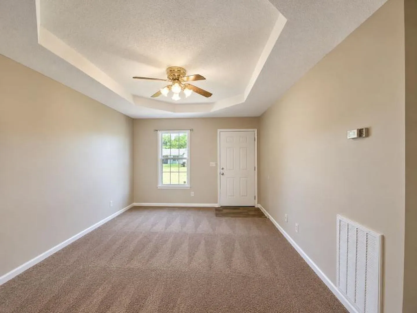 $1250 - 3 Bedroom 1.5 Bath Ranch Home — Photo 3