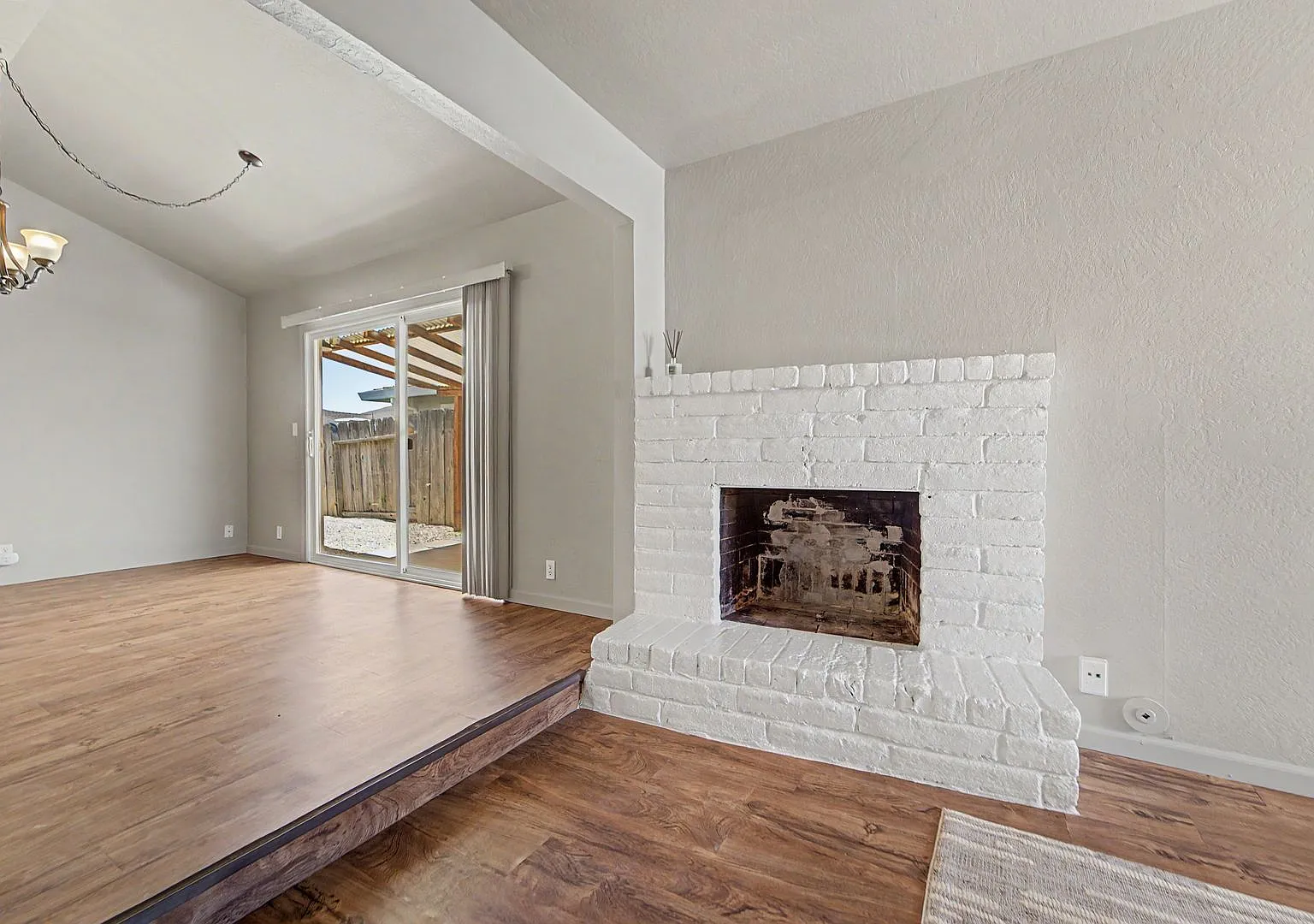 Charming 2 Bedroom Duplex with Garage & Backyard in Marysville! — Photo 4