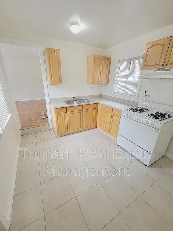 Studio, 1.0 bath, 300 sqft, $1,550 — Photo 2