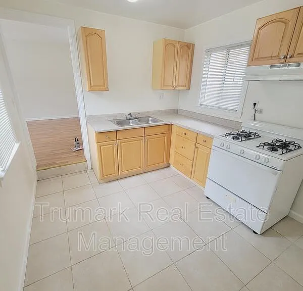 927 E Lexington Dr #A — Photo 2