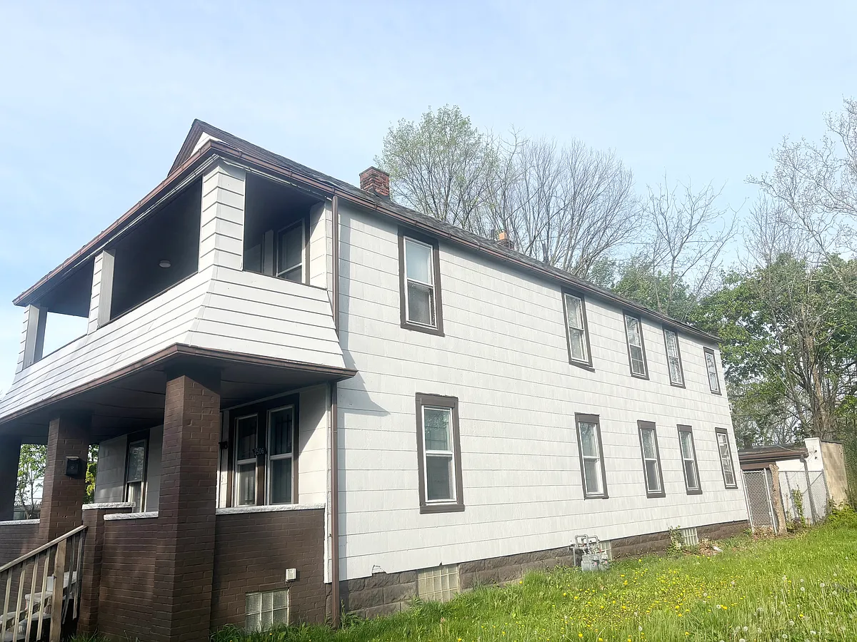 Building Photo - 2506 E 111th St #UP