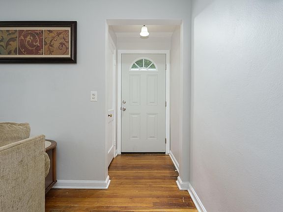 5th image of 1919 Cambridge Dr