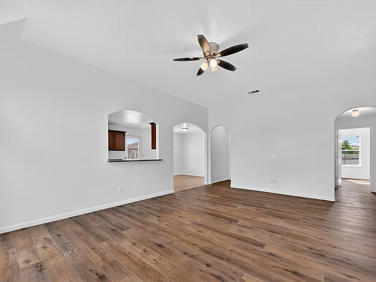 204 Lamont Rd — Photo 7