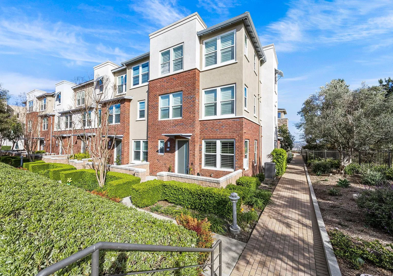 Gorgeous End Unit Townhome in Vantis — Photo 3