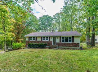 15 Matthew Dr, Schaghticoke, NY 12154