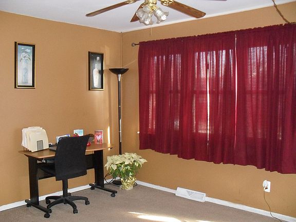 Bright Townhome, Natural Sunlight!