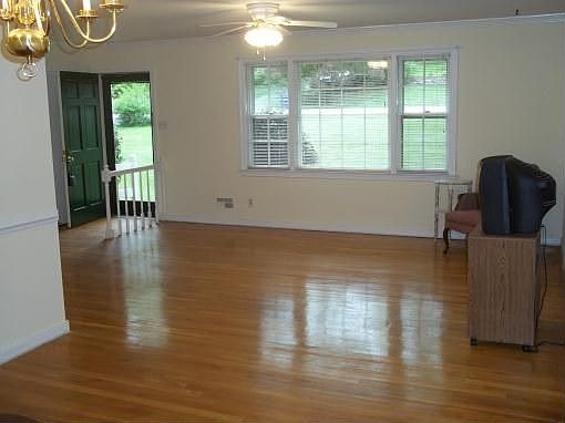 3rd image of 1025 Elaine Ave