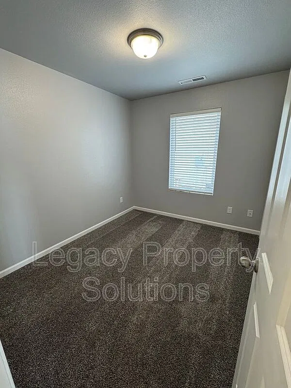 4 bed, 2.0 bath, 1395 sqft, $2,236 — Photo 4
